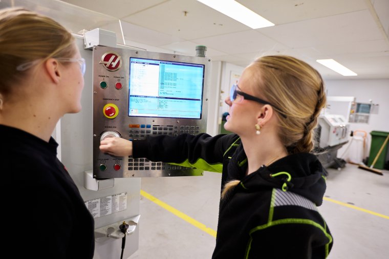Jenter med cnc maskin