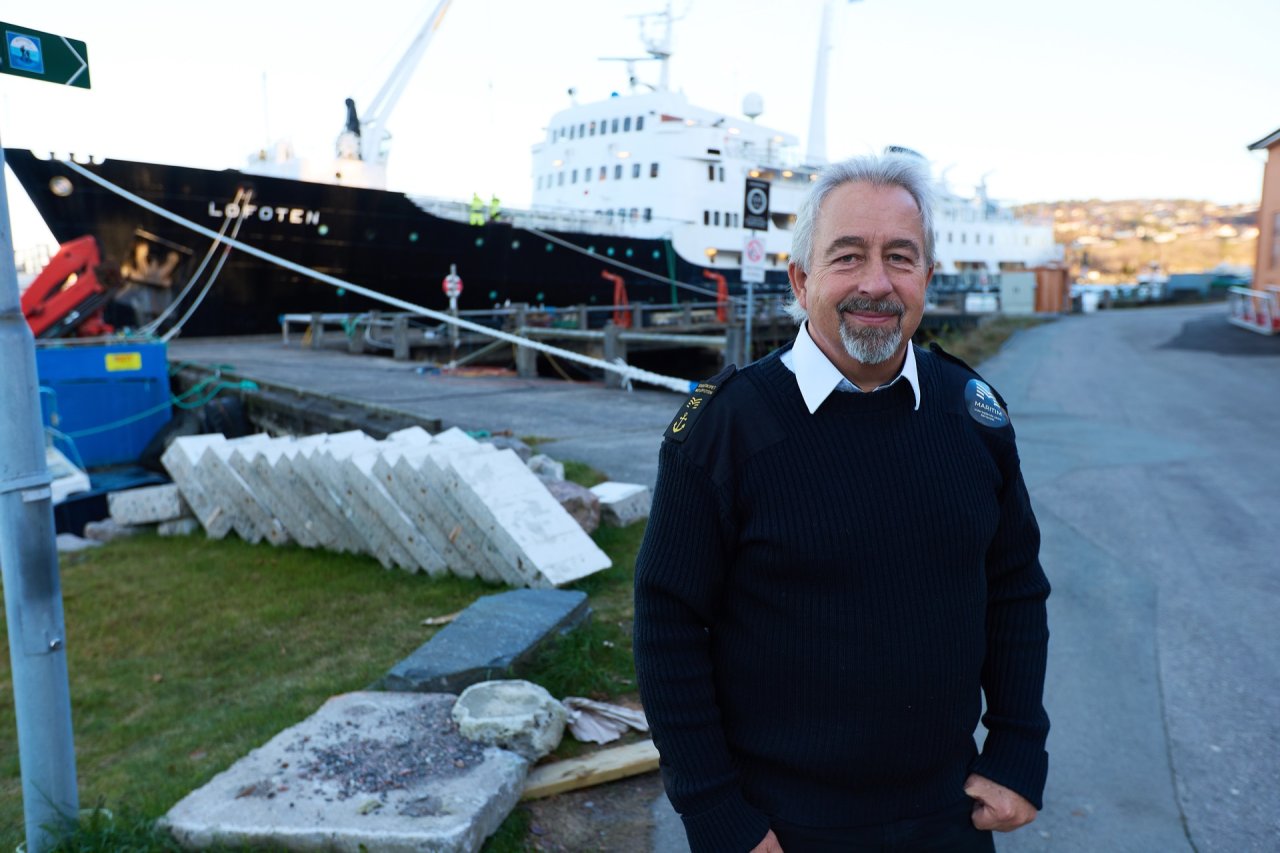 Mann foran skoleskipet MS Lofoten