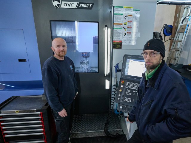 To menn foran femakset DN Solutions DVF8000T maskineringssenter