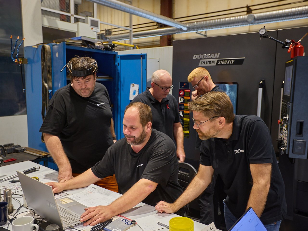 Flere menn rundt skrivebord